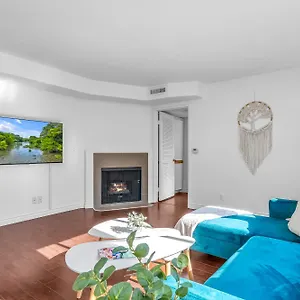 Cozy 2 Bedroom & 2 Bathrooms By Beverly Hills With Free Parking Apartment