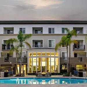 Marina Del Rey's Grand 2/2 Pool View Apartment